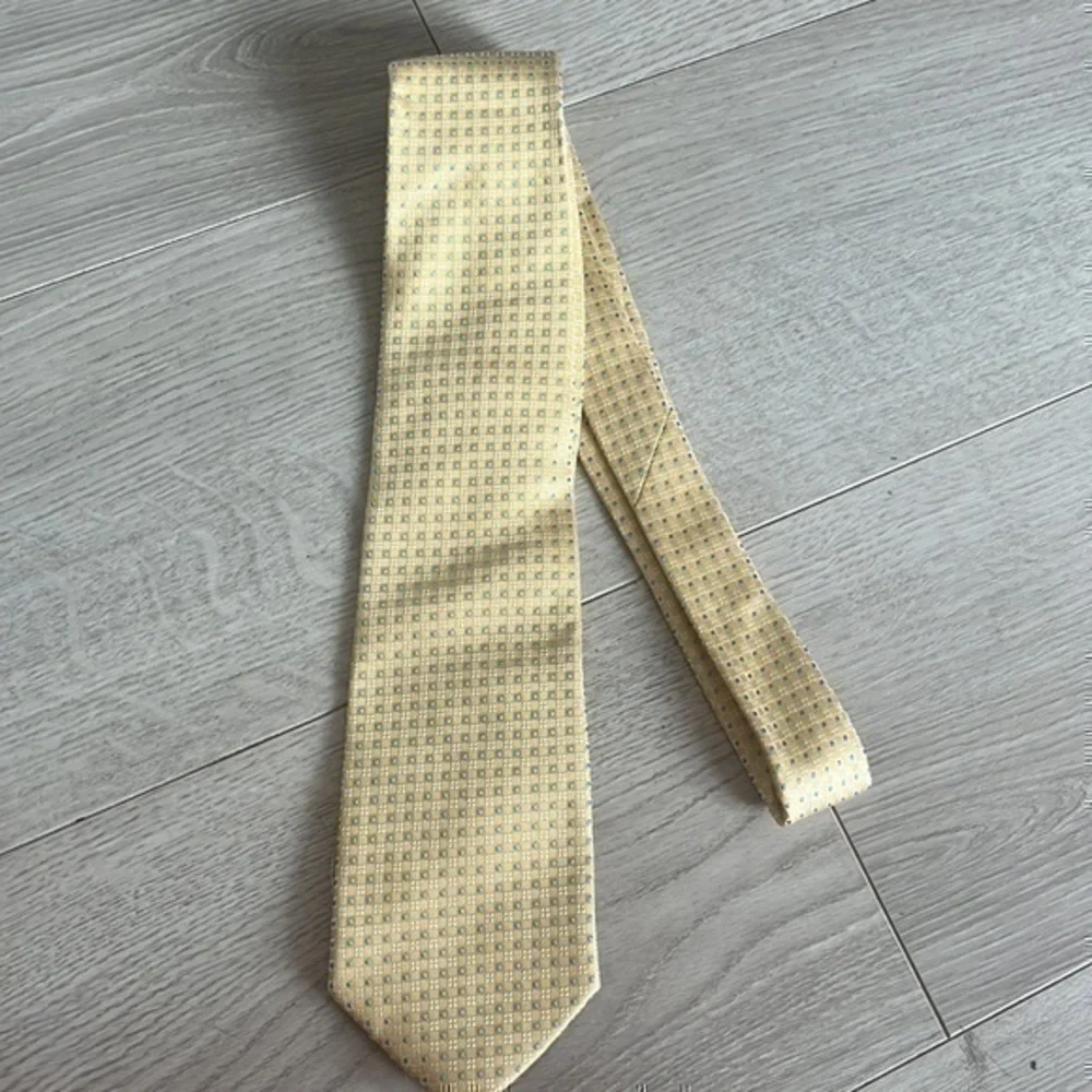 Valentino Ricci Milano Men’s Gold Geometric Pattern Neck Tie